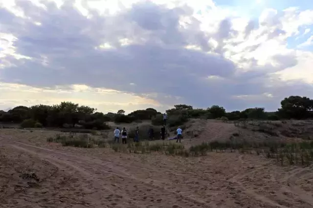 Etrafına çok sayıda fotoğraf saçılmış erkek cansız bedeni bulundu