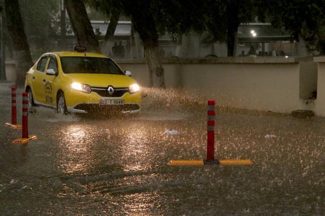 Türkiye yazı karşılamaya hazırlanırken il ve ilçeleri sel vurdu, tarlalar perişan oldu