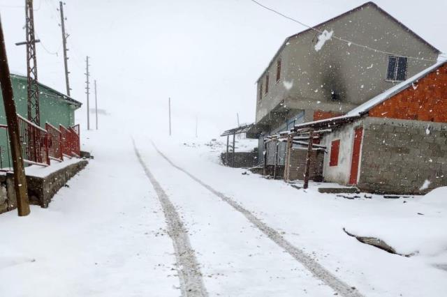 Mayıs ayında kar sürprizi! Hava sıcaklıklarının aniden düşmesiyle 12 il beyaza büründü