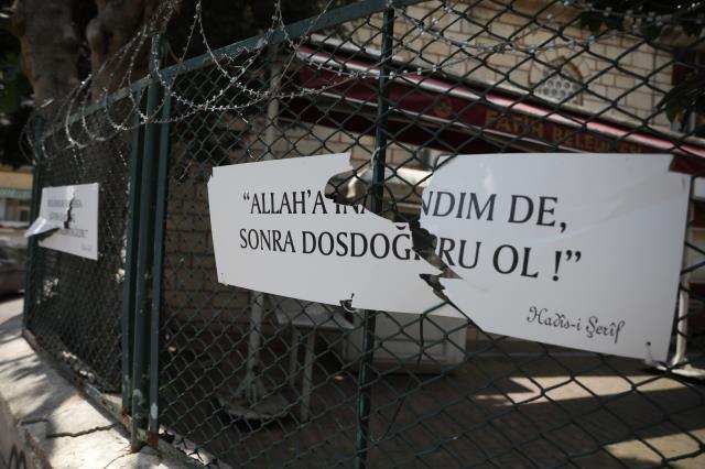 Fatih'te üzerlerinde Hadis-i Şerif yazan plakalar parçalandı