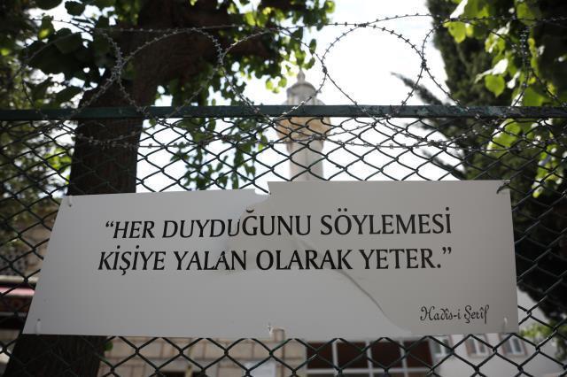 Fatih'te üzerlerinde Hadis-i Şerif yazan plakalar parçalandı