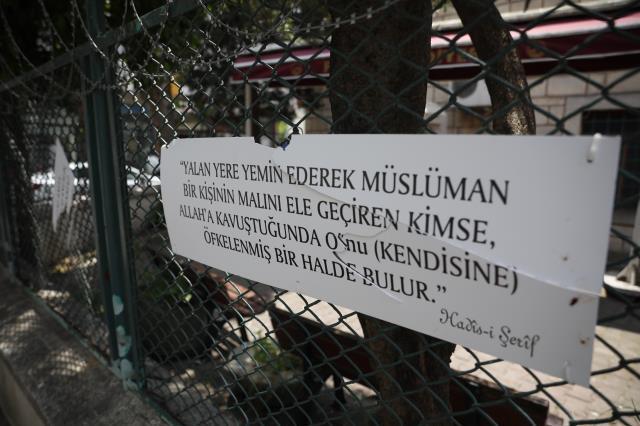 Fatih'te üzerlerinde Hadis-i Şerif yazan plakalar parçalandı