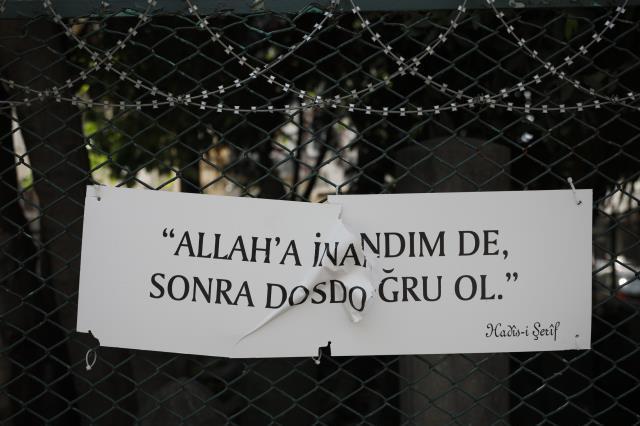 Fatih'te üzerlerinde Hadis-i Şerif yazan plakalar parçalandı