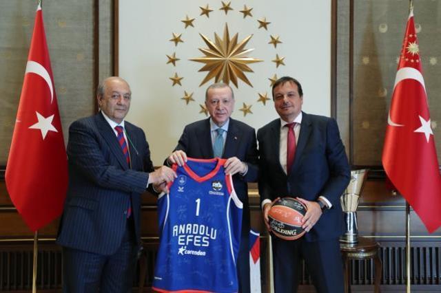 Cumhurbaşkanı Erdoğan'ın Türk vatandaşlığına geçen Larkin'e yaptığı uyarı tüm takımı kahkahaya boğdu