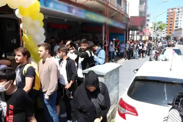 Açılışa özel 1 TL'ye satılan et döner izdihama neden oldu