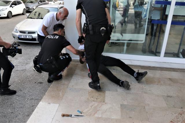 Adına havale gelmediği için bıçakla banka müdürünün odasına çıkan şahıs, gözaltına alınırken ağladı