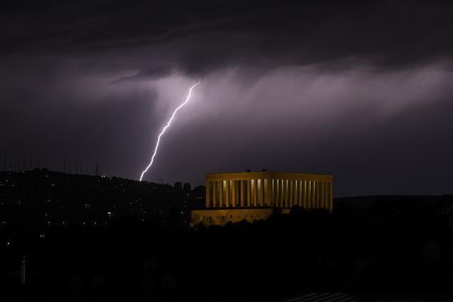 Ankara'da şimşekler geceyi gündüze çevirdi