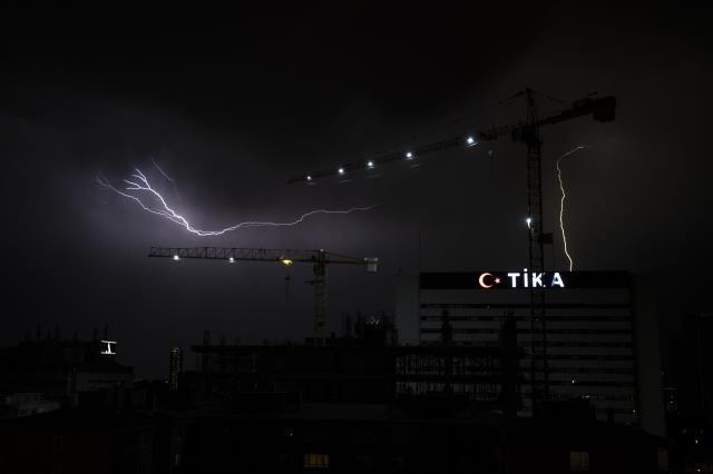Ankara'da şimşekler geceyi gündüze çevirdi
