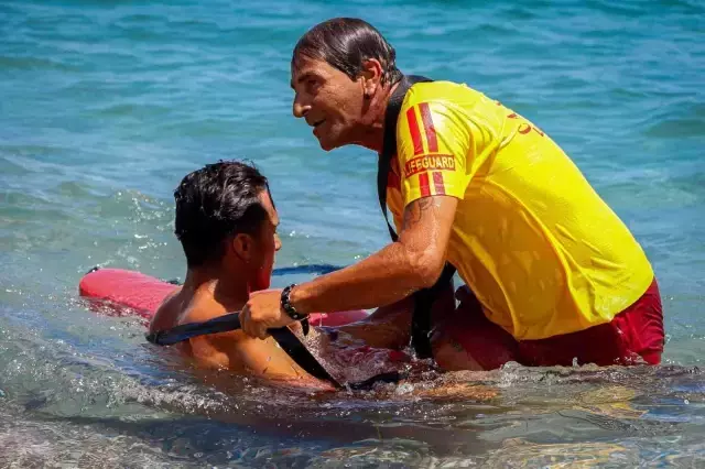 Kadın cankurtaranların en büyük derdi: Tanışmak isteyenler boğulma numarası yapıyor