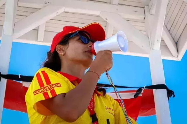 Kadın cankurtaranların en büyük derdi: Tanışmak isteyenler boğulma numarası yapıyor