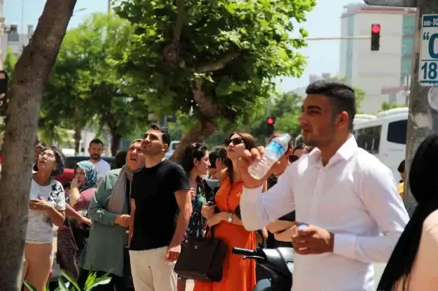 Bunalıma giren yaşlı adam evini yaktıktan sonra balkondan atlayarak intihar etti