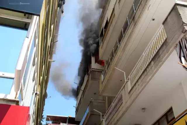 Bunalıma giren yaşlı adam evini yaktıktan sonra balkondan atlayarak intihar etti