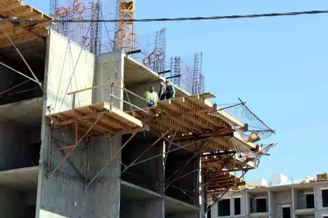 Metrelerce yükseklikten ok gibi yere çakılan kalıp ustası olay yerinde hayatını kaybetti