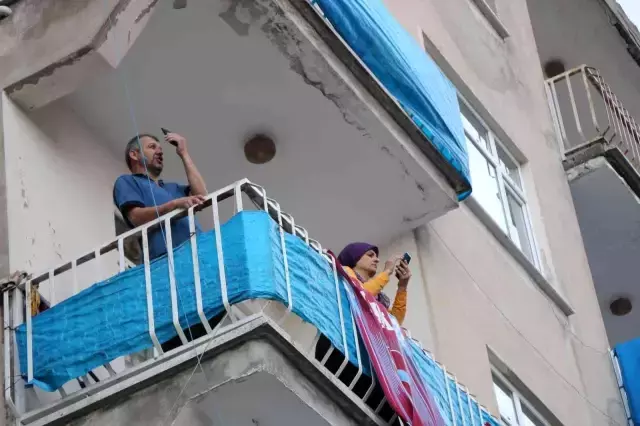 Dolandırıldığını iddia edip 15 katlı binada intihara kalkıştı! Çevredekiler canlı yayın yarışına girdi