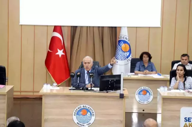 Akdeniz Belediye Meclisi'nde HDP'li üyeler, İstiklal Marşı okumayı reddedip terör örgütü elbaşı Öcalan propagandası yaptı