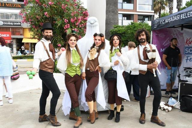 Kuşadası Sokak Festivali, dünyaca ünlü Rio karnavalına taş çıkarttı