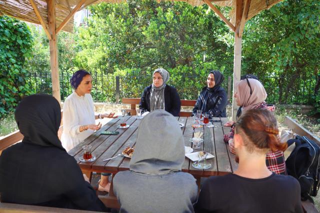 Sümeyra Teymur Gençlik Zirvesi Projesi'nde gençlere deneyimlerini aktardı