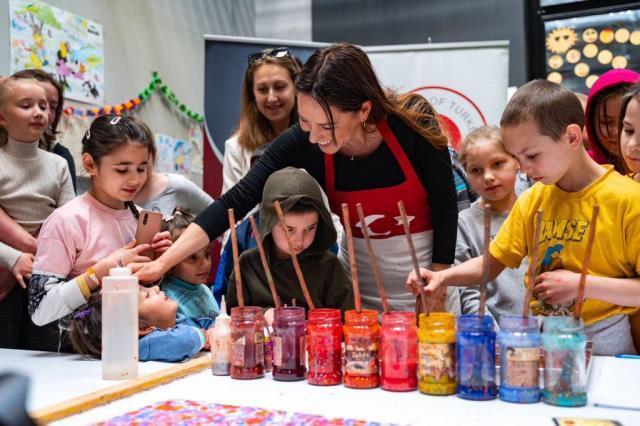 Suna Koçal Polonya'da mülteci çocuklarla ebru yaptı