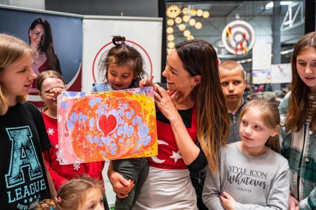 Suna Koçal Polonya'da mülteci çocuklarla ebru yaptı