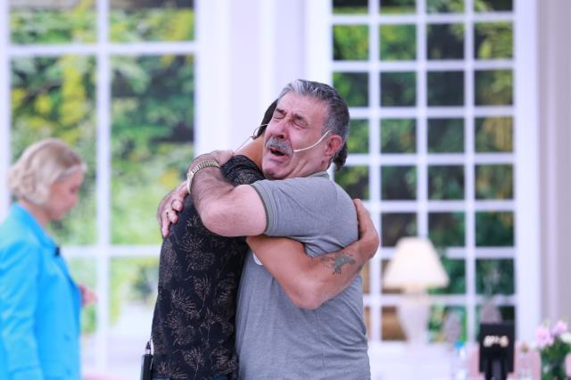 Esra Erol'da programında gözyaşları sel oldu! Acılı baba, 30 yıl sonra kavuştuğu oğlunun ayaklarına kapandı