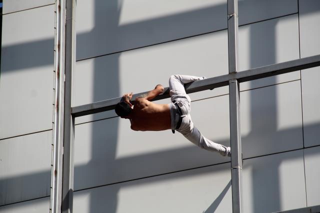 AVM'nin korkuluklarına çıkan şahıs yürekleri ağza getirdi: Hem intihara teşebbüs etti, hem de tartıştığı gençten özür diledi