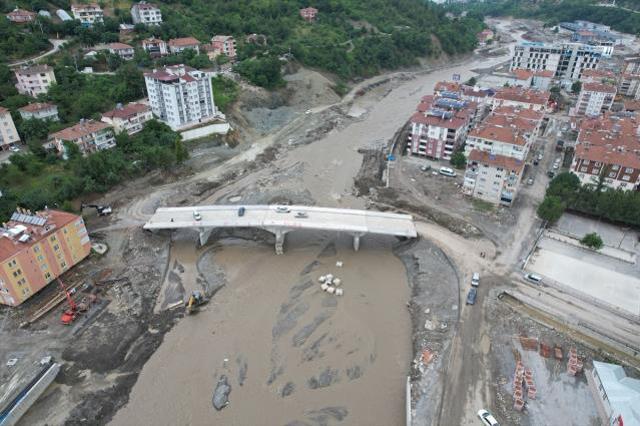 Son dakika! İnebolu'da sel nedeniyle 2 köprü çöktü; vatandaşlara 'Dükkan açmayın, üst katlara çıkın' uyarısı yapılıyor