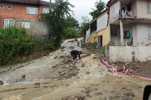 Son dakika! İnebolu'da sel nedeniyle 2 köprü çöktü; vatandaşlara 'Dükkan açmayın, üst katlara çıkın' uyarısı yapılıyor