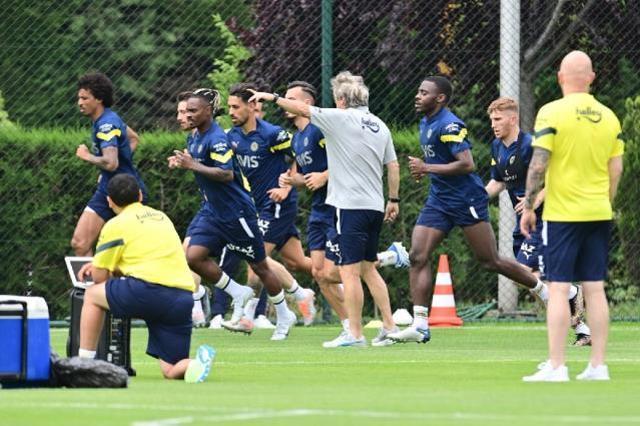 Fenerbahçe'de ayrılık rüzgarı! Üç futbolcuya transfer teklifi geldi