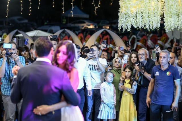 Dünyaca ünlü futbolcu İlkay Gündoğan, Balıkesir'de düğün yaptı! Yabancı gelinin tavrı olay oldu