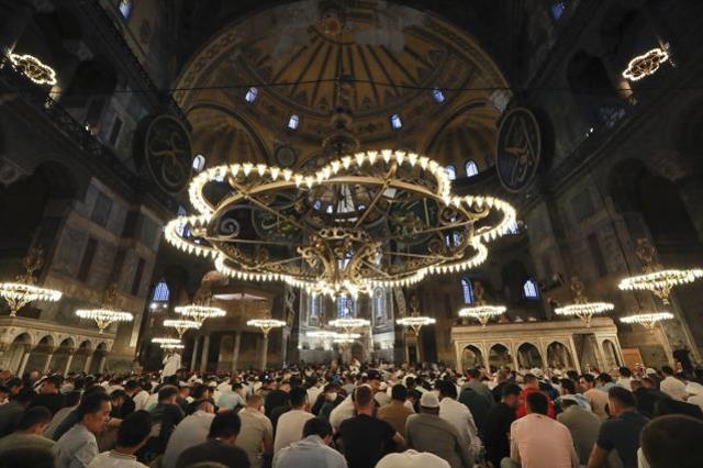 Binlerce kişi Kurban Bayramı namazı için Ayasofya'yı Kebir Camii'ne akın etti