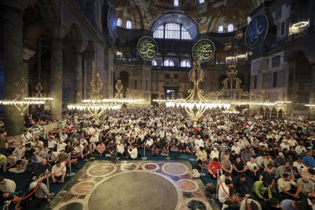 Binlerce kişi Kurban Bayramı namazı için Ayasofya'yı Kebir Camii'ne akın etti
