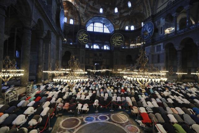 Binlerce kişi Kurban Bayramı namazı için Ayasofya'yı Kebir Camii'ne akın etti