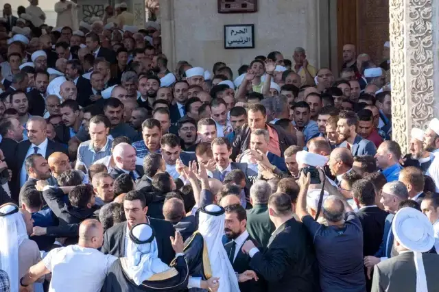 Esad, 11 yıl sonra Halep'e gitti, halkla bayramlaştı