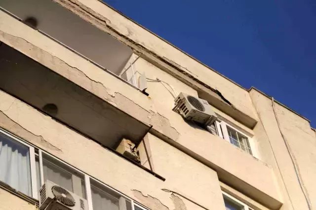 Kafede kahve içerken üzerlerine apartmandan beton parçaları düştü 1'i ağır 2 yaralı