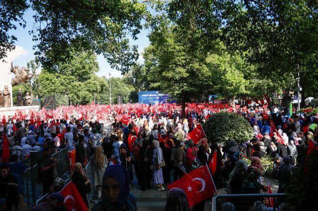 15 Temmuz darbe girişimin yıl dönümünde kalabalıklar Saraçhane Meydanı'na yürüdü