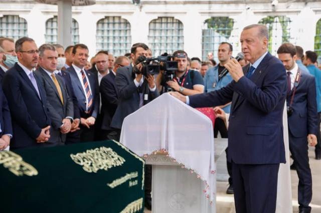 Cenaze törenine damga vuran kare! Cuhurbaşkanı Erdoğan ve İBB Başkanı İmamoğlu tokalaştı