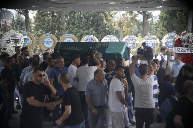 Ebru Gündeş'in annesi son yolculuğuna uğurlandı