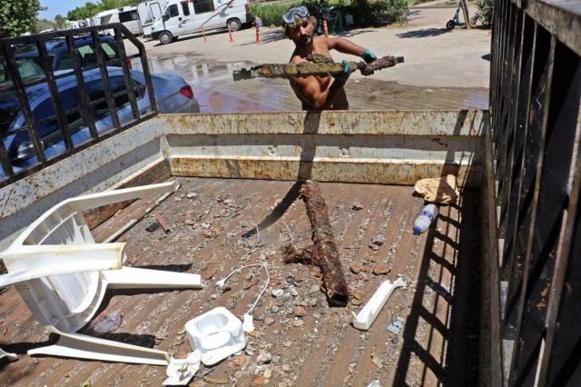 Pandemide işsiz kalan şoför, denizin dibine dalarak çıkardığı metalleri satarak aylık 25-30 bin lira kazanıyor