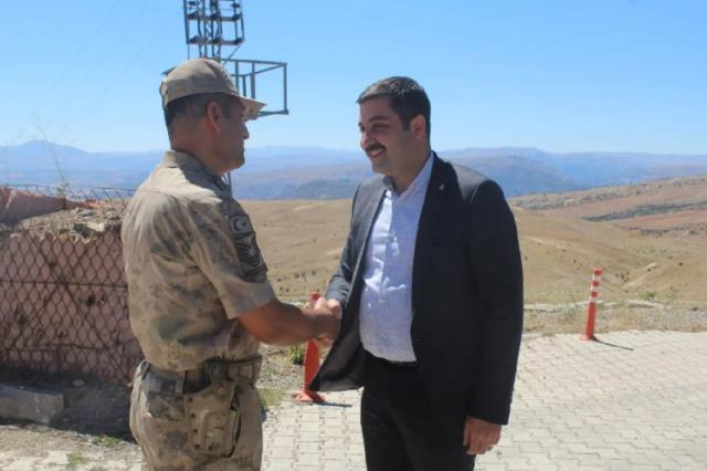 AK Partili il başkanı, ziyarette bulunduğu jandarma karakolunda askeri törenle karşılandı