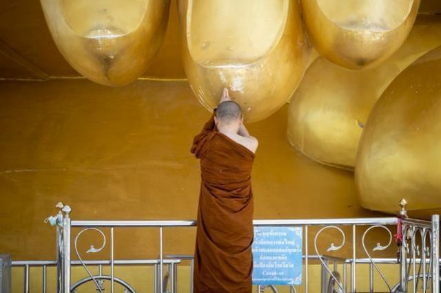 Tayland, en büyük Buda heykeliyle turistlerin ilgisini çekiyor