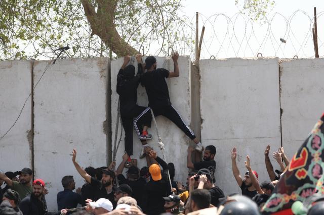 Son Dakika: Irak'ta Şii liderin destekçileri yine meclisi bastı