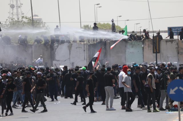 Son Dakika: Irak'ta Şii liderin destekçileri yine meclisi bastı