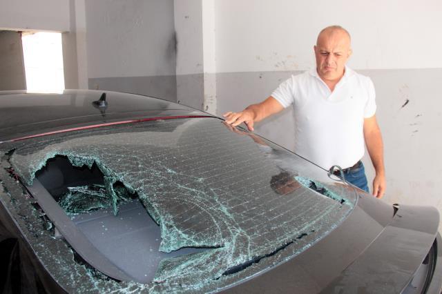 Trafikteki tartışma husumete dönüştü! Otomobiline 2 kez taş ve sopayla saldırdılar, zarar 3 milyon TL