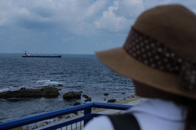 İstanbul'da tarihi an! 27 bin ton mısır yüklü gemi Boğaz'dan geçti