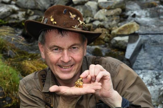 Nehirde sırt üstü yüzen adamın eline dünyanın en büyük altın parçalarından biri çarptı