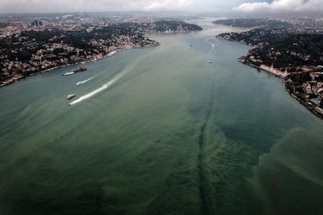 Sağanak yağış sonrası İstanbul Boğazı çamura bulandı