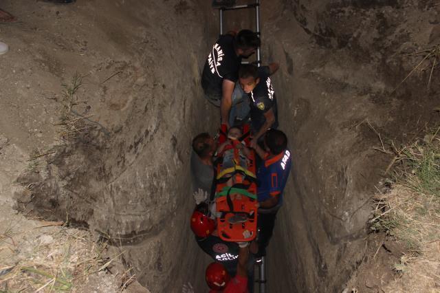 Kuyuya düşen minik Aybars 4 saat sonra kurtarıldı