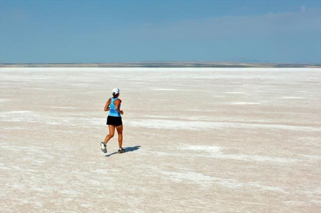 Avustralyalı aktivist küresel su sorunu için Tuz Gölü'nde maraton koştu
