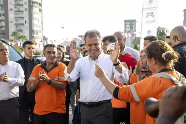 Belediyenin yaptığı zammı, işçiler halay çekerek kutladı