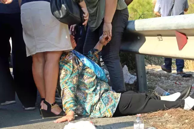 Antalya'da otel servis midibüsü kamyon yüklü çekiciyle çarpıştı: 4'ü ağır 27 yaralı